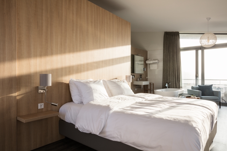 Biofiel design: Onze Master Oak-collectie straalt de warmte en authenticiteit van echt hout uit, met gedetailleerde nerven, diepte en tinten die interieurs tot leven brengen. 